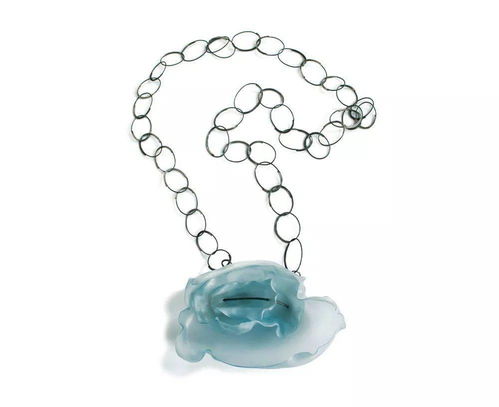 她用塑料創造空靈夢幻的當代珠寶藝術